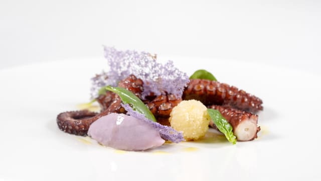 Polpo scottato con salsa Ponzu, patate novelle e crocchetta di rafano