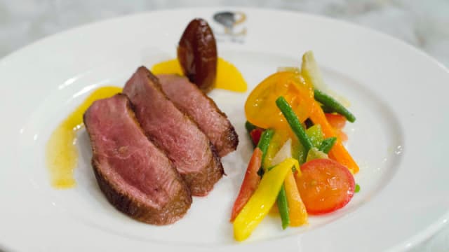 Magret de canard, coulis d'orange, dattes, gingembre et cacahuètes
