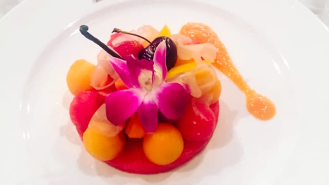 Salade de fruits revisitée aux fleurs aphrodisiaques