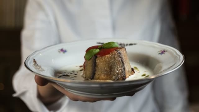 Sformatino di melanzana su crema al grana, olio e.v.o. al basilico e mandorle tostate