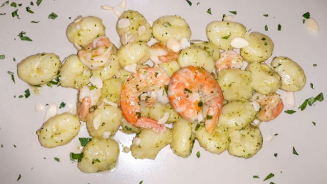 Gnocchi con pesto, mazzancolle e mandorle