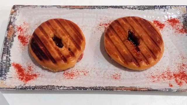 JAM JAM. Dos berlinas dulces (tipo dónuts) a la plancha, rellenas de jamón serrano, queso y salsa Teriyaki.