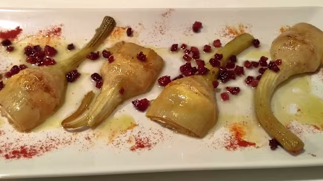 BERENJENA CON JAMÓN. Berenjena a la romana, con jamón picado.