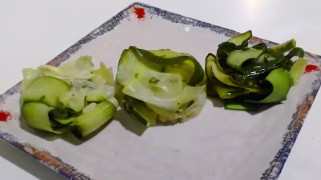 SUSHI STYLE. 3 medallones de tiras de calabacín marinadas y rellenos con revuelto de ajetes tiernos, guacamole y gambas