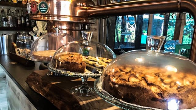 Il bancone con i dolci esposti