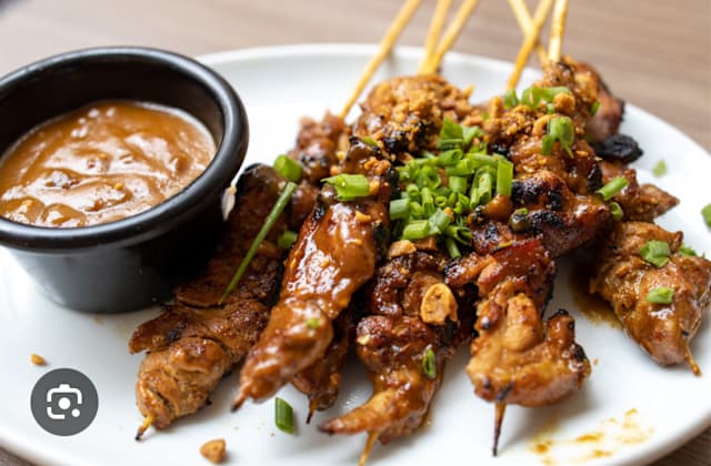 SATÉ MET PINDASAUS - (BROCHETAS DE POLLO CON SALSA DE CACAHUETES)