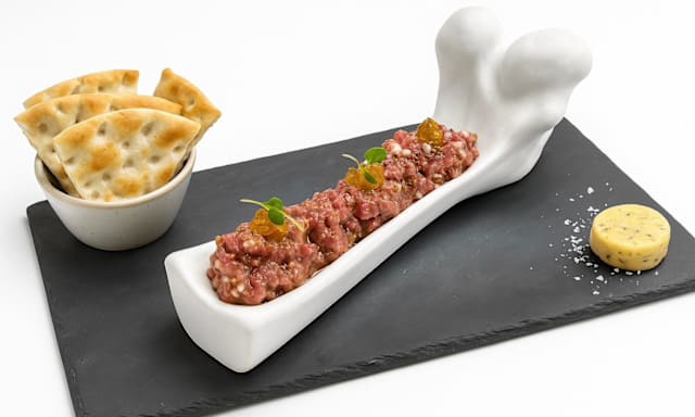 Steak tartar con tuétano, mantequilla Café de París y pan nórdico