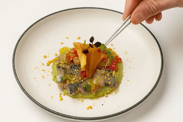 Tiradito de caballa con crema de aguacate y tartar de fresas y uva