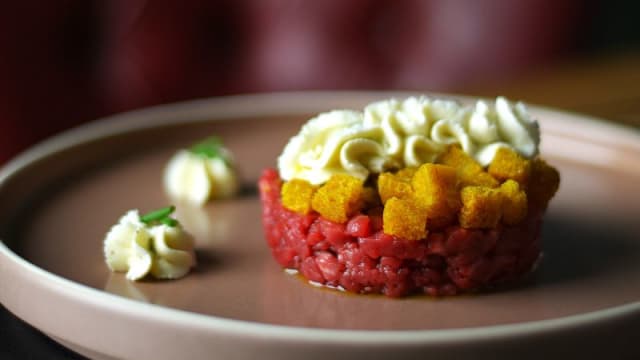 TARTARE CLASSICA aromatizzata alla senape e miele, con crostini di pane ai cereali, fonduta al parmigiano e polvere di uovo