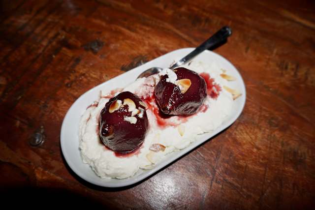 Stoofpeer met hangop en amandelen