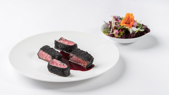 Controfiletto, carbone vegetale e pomodoro verde