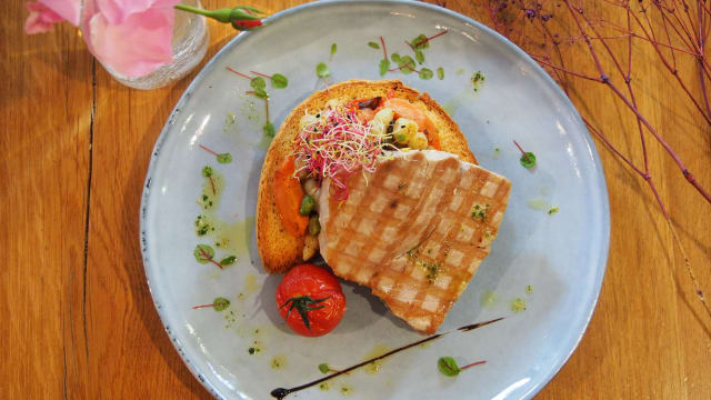Bruschetta de thon grillée, tapenade de poivron, tomates cerise et légumes du moment