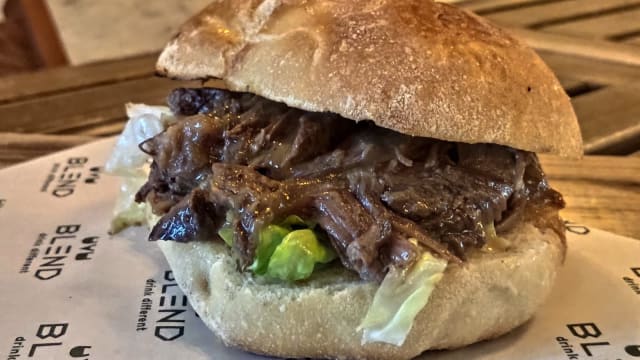 Ciabattina di semola con roast beef con riduzione di Chardonnay e pepe verde