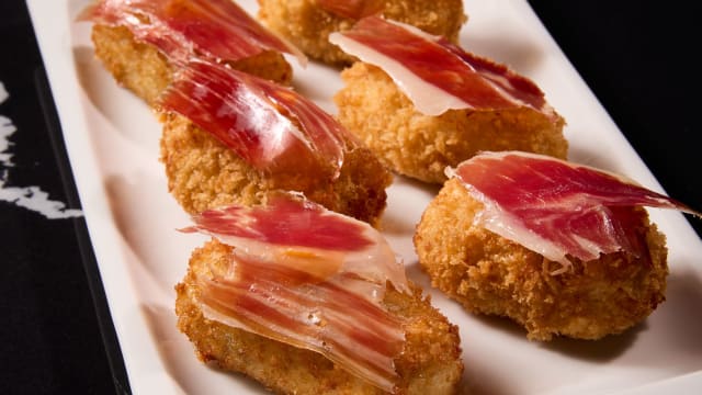 Buñuelos de bacalao con mayo de ají amarillo