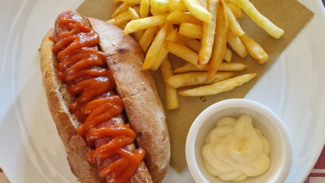 Hot dog di Cinta senese con salsa di cipolle, il nostro ketchup e pane fatto in casa con farine Vitaleta