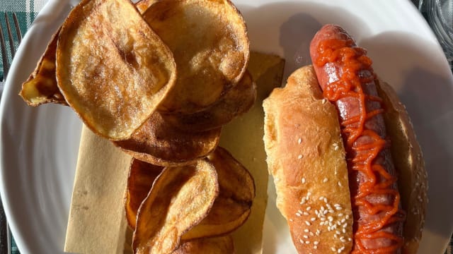 Hot dog di Cinta senese con salsa di cipolle, il nostro ketchup e pane fatto in casa con farine Vitaleta 