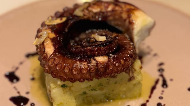 Polvo Grelhado com Esmagada de batata e redução de vinho tinto