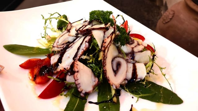 Lamelle di polpo con citronette al limone, crema all'aceto balsamico, pomodorini e rucola