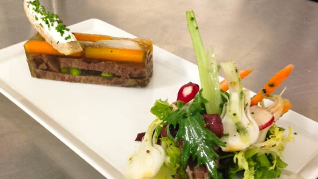 Viande en gelée et salade
