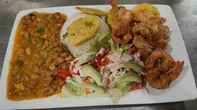 Camarones con frijoles y arroz 
