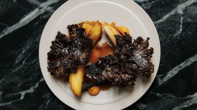 Boudin noir maison aux épices, crème de courge confite, chips de chou kale et brunoise de pommes, jus de viande