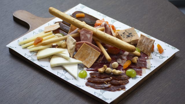 Tabla selección del chef: Jamón, lomo de presa, mortadela de Bolonia, queso curado, queso de cabra payoya, mini torta del casar, salmón marinado, mojama y micuit de pato.