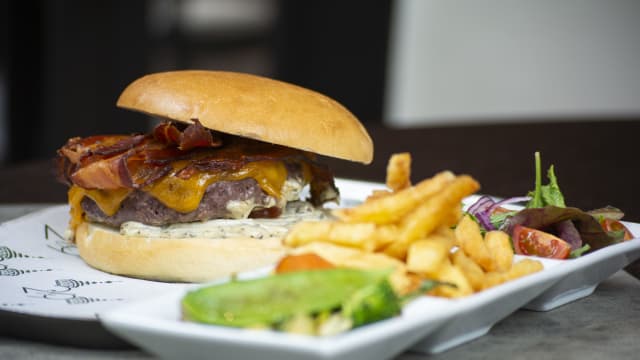 Hamburguesa de Angus Nacional con tartufata, queso cheddar y Beicon Crispy.