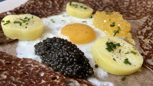 La Galette Signature aux Trois oeufs : caviar, oeuf fermier, et oeufs de saumon de fontaine 
