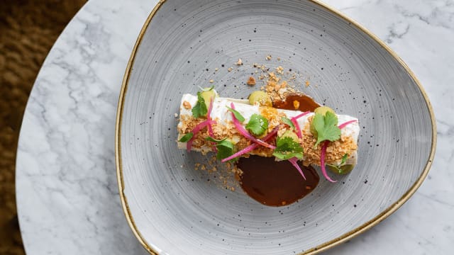 Shawarma, tortilla, agneau de Savoie confit, houmous et sauce yaourt. 