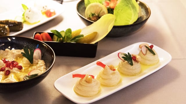 Les Mezzas froids ( menu découverte): Houmous, caviar d’aubergine, Feuilles des vignes , Taboulé libanais 