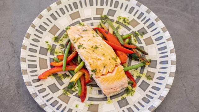 Suprema de salmón con verduras