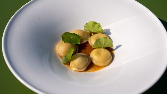 Gnocchi di Patate Ripieno di Monteveronese e Consommé di Cipolla Arrosto