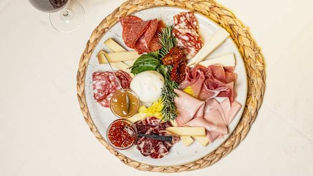 Antipasto misto di salumi e formaggi