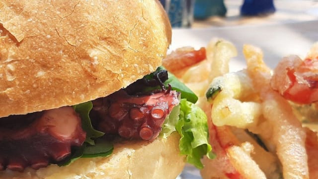 Il "Baratti" delicato panino con Polpo piastrato, patate mascè e non solo...