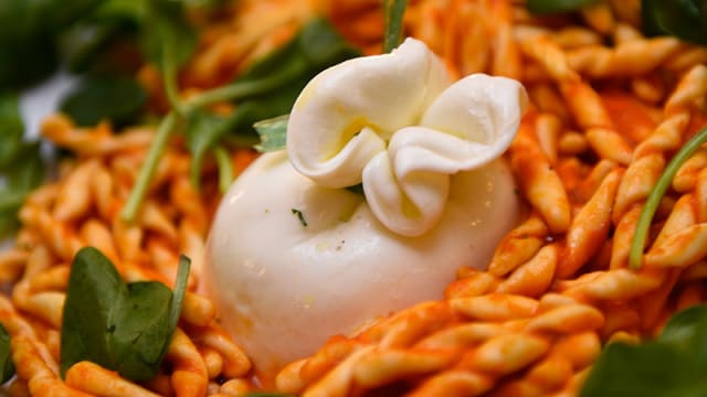 Pasta fresca al pomodorino con burrata ed erbette