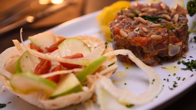 Tartar di tonno con insalata di finocchi, pinoli e mela verde