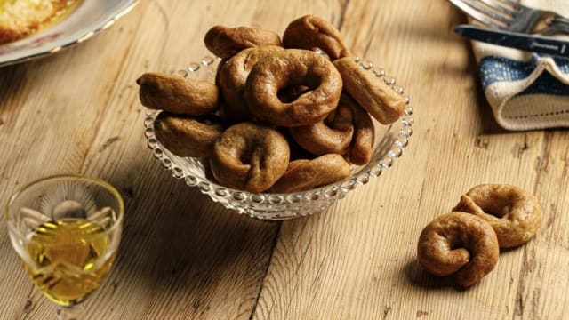 Taralli fatti a mano da noi, ricetta originale con cottura a vapore prima, al forno poi. 