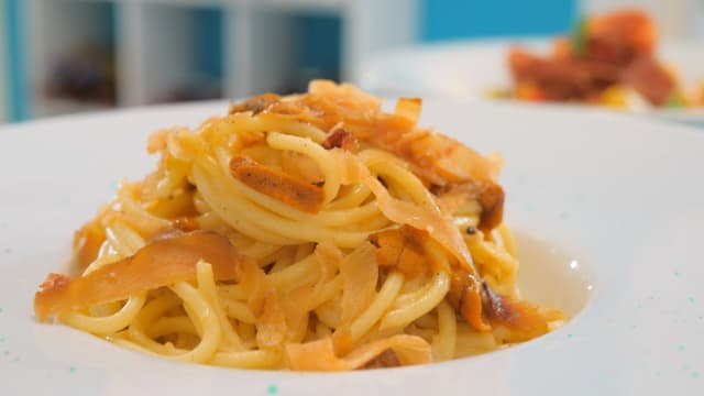 Carbonara di mare, l'originale con uova di riccio e bacon di pesce spada