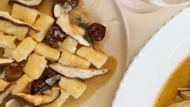 Ñoquis de la casa con setas y castañas