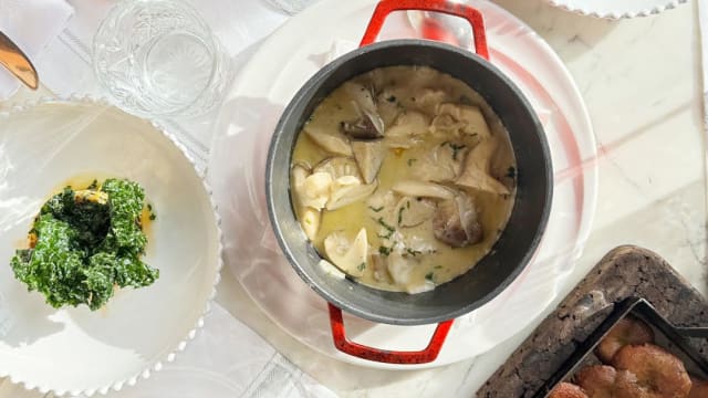 Mesa con platos para compartir