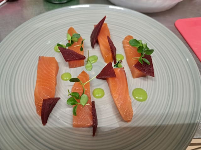 Salmone marinato agli agrumi, rapa rossa e salsa chimichurri