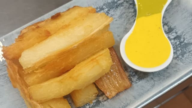 YUQUITAS Y SALSAS: Bastones de yuca frita, acompañados de salsa Huancaína hecha de queso con ajíes y salsa  Ocopa hecha con huacatay andino