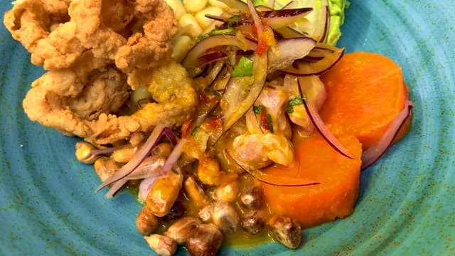 . 🔥Ceviche carretillero:. 🔥 Corvina salvaje, nuestra leche de tigre al ají amarillo, cebolla roja, cilantro, choclo, cancha, boniato y delicioso chicharrón de calamar.