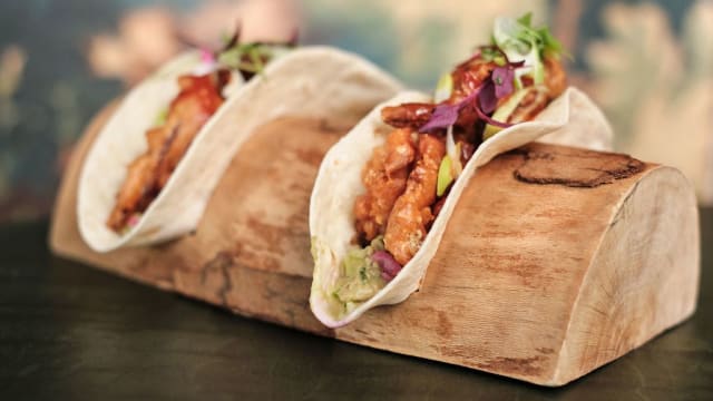 Taco de carangueijo de casca mole 