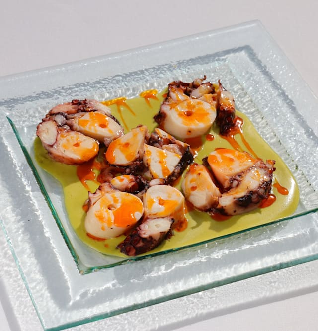 Pulpo "a la gallega" con parmentier de pistachos