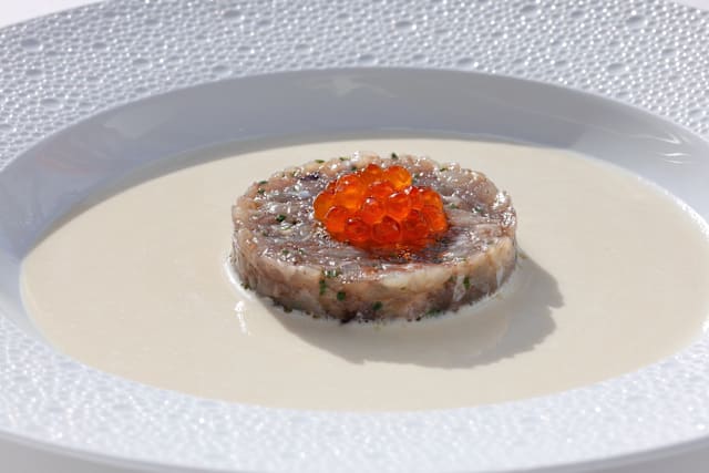 Ajoblanco con tartar de lubina