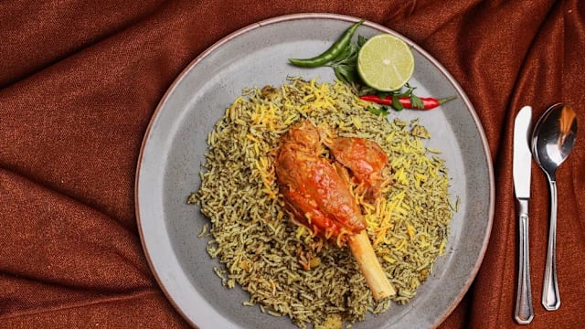 Baghali polo ba mahitche (Jarret d’agneau sauce safran, tomate, riz à fève et à l’aneth)