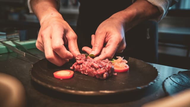 Dadolata di Fassona, pomodoro BIO, purea di limone marinato e cipolla caramellata