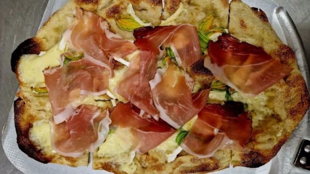 Pinsa Briè Special con Briè, Fiori di Zucca e Speck