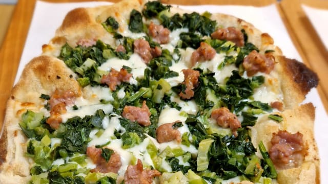 Pinsa Broccoli e Salsiccia con Mozzarella, Cime di rapa, Salasiccia